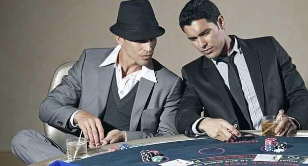 2 pokerspelare i snygga kostymer - pokerbord live - samarbete Paf Colorline bat - casinoguide.se