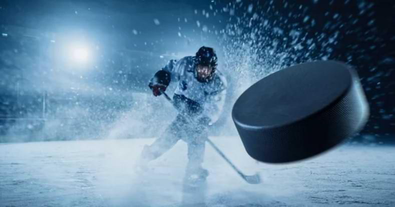 Hockeyrink med hockeyspelare och Puck - Avtal Unibet NHL officiell partner Sverige
